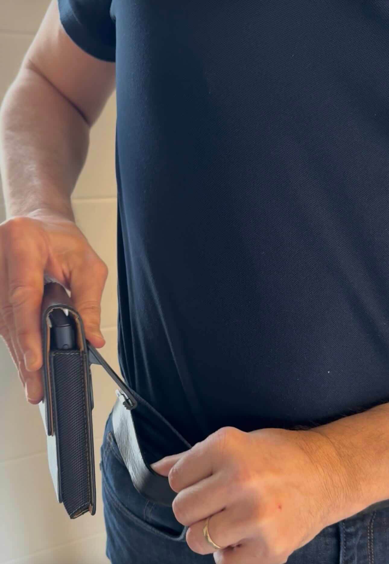 Person utilisant un etui de telephone ou de traducteur premium avec clip de ceinture pour un traducteur portable.